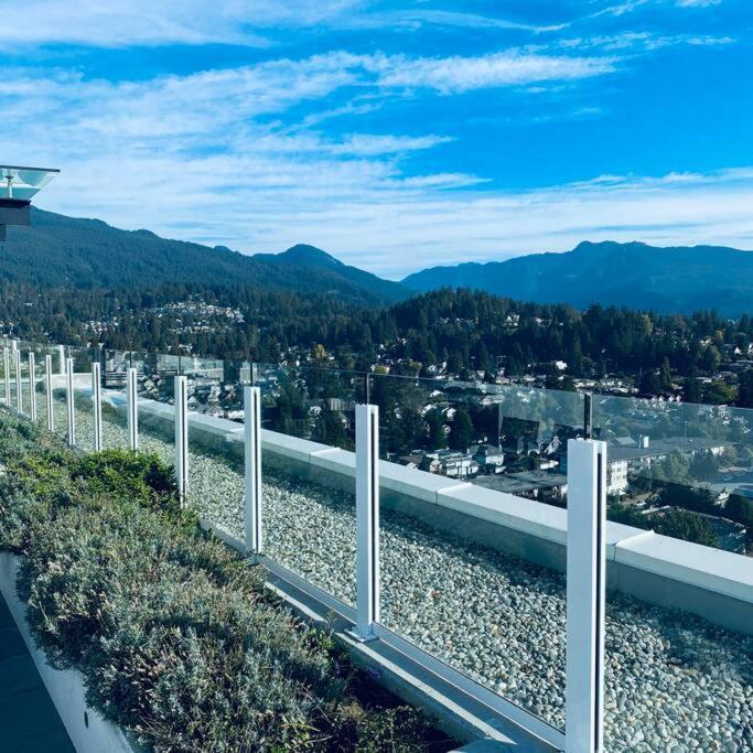 360º Rooftop Patio Views. Your-Home-Away-From-Home North Vancouver Exterior foto
